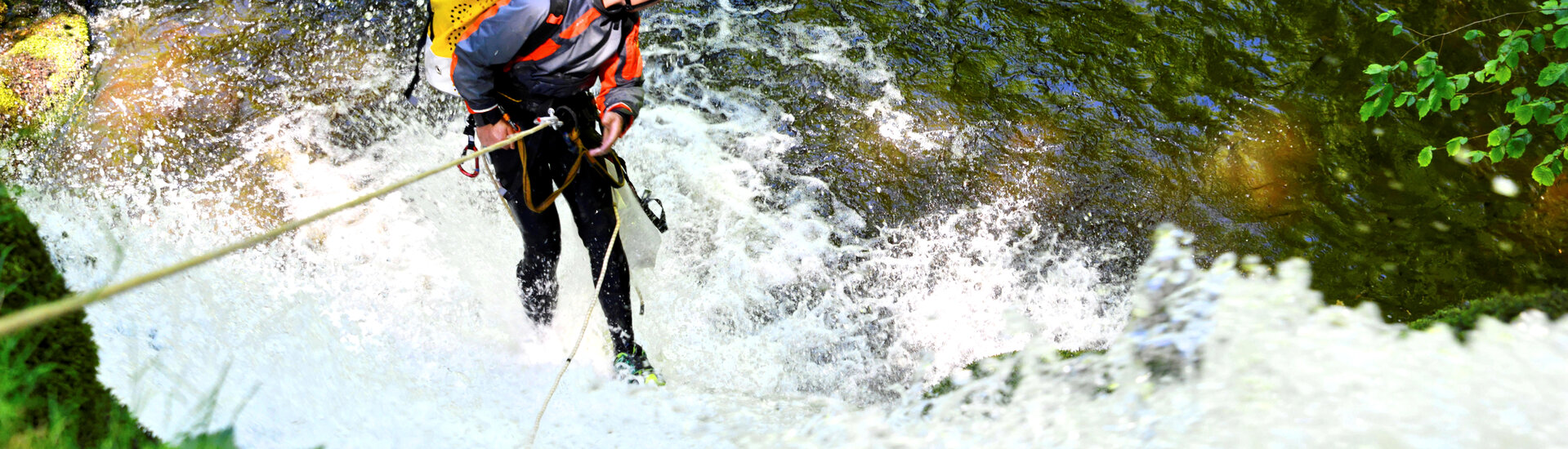 Le canyoning à corde à travers de belles verticalités d'eau en cascades à descendre en rappels