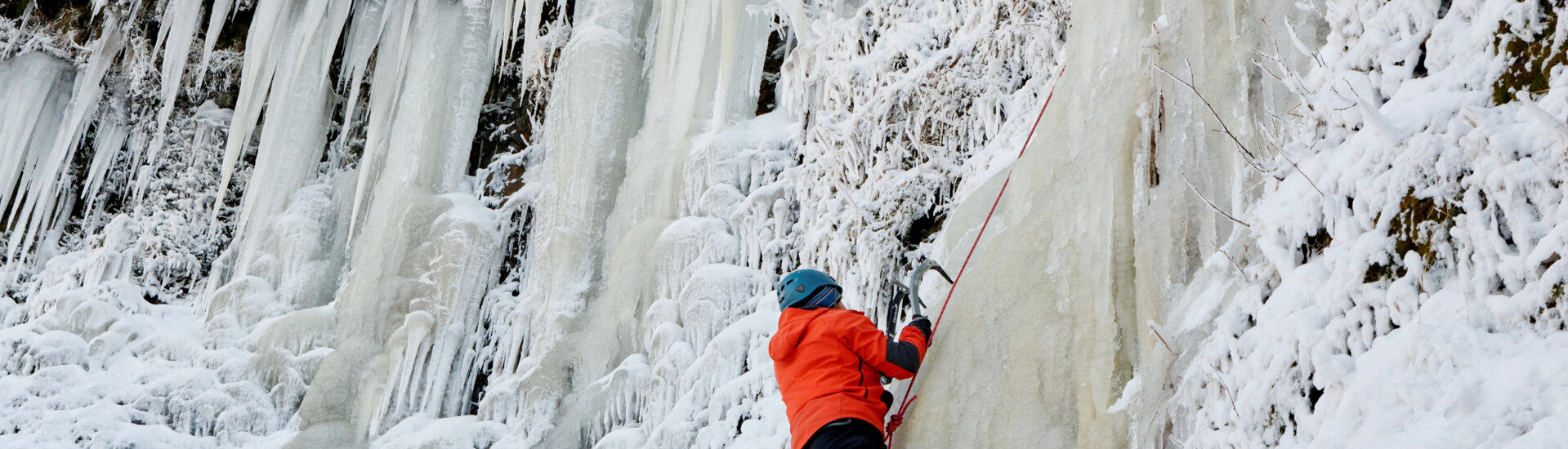 Cascade de glaceGrimper et évoluer sur des cascades de glace est une activité hivernale hors du commun