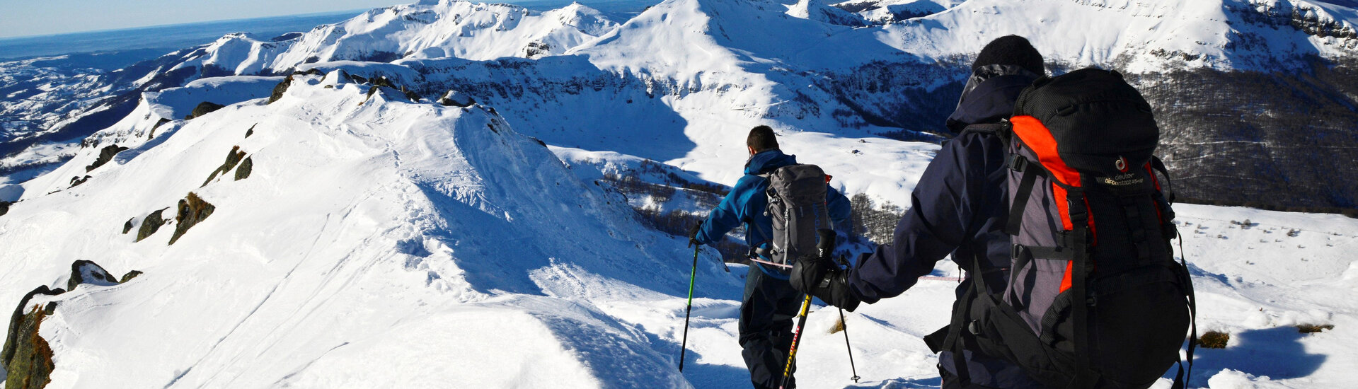 Le massif du Cantal à l'immense avantage de ressembler en saison hivernale à de petites Alpes